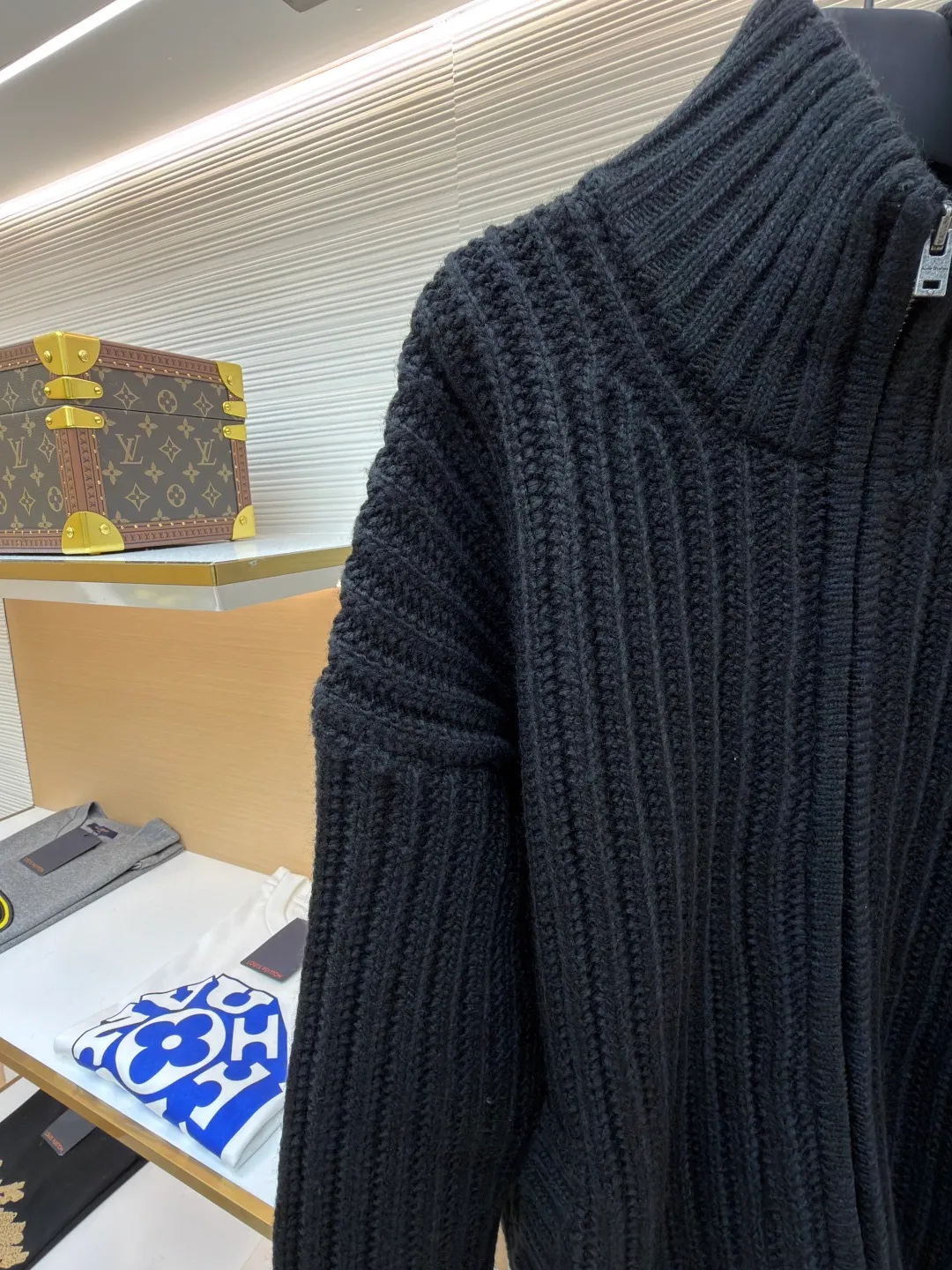 Acne Studios embroidered zipper sweater jacket ●Original version: purchased and developed for 8500 ●Item number: 1682074-B95 ●Fabric: wool blended fabric ●Technology: embroidery production ●Color: black ●Version: fitted version ●Weight: about 1795 grams ●Size: S-M-L-XL ●Description: Custom-woven mellow black woolen texture material, full texture, thick and solid Every inch of fiber contains heavy warmth. The main color is rich black, exuding an irresistible charm. The longitudinal knitted lines on the front panel are more profound and three-dimensional. The exquisite zipper design is cleverly integrated into the knitted jacket, making the jacket instantly revitalized. The white embroidered logo on the back panel jumps out on the black in an elegant manner, carrying the brand's story and history. The heavy texture texture shows its luxurious charm everywhere. It shows a unique fashion attitude in minimalism and uses imported machine embroidery technology. It uses advanced computer control systems and precision mechanical components to realize Acne's seasonal embroidery logo operations with high precision. The lines are smooth and delicate. The garments are washed with softening and deodorizing technology. Professional washing equipment and specific detergents are used to deeply clean and deodorize the clothes to improve the feel and appearance of the clothes. The overall wiring is straight and delicate, the fabric is comfortable and soft, and the color is consistent without color difference. It can be matched with the same style to create a fashionable look and control various occasions. Customized accessories, complete with three standards, same style for men and women!
